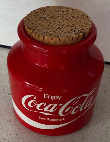 76165-12 € 5,00 coca cola voorraad pot glas met laagje plastic kleur rood H 12 D8 Cm ( 1x zonder kurk).jpeg